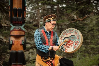 Découvrez les histoires autochtones à juneau, montez en téléphérique mt. roberts, explorez les totems avec un guide local et savourez un repas en hauteur—tout compris.