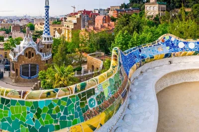 Descubre el colorido y las formas únicas de park güell en barcelona con un tour guiado sin colas, acompañado de historias de un guía local y entrada rápida incluida.