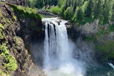 Erlebe den nebel der snoqualmie falls, wandere durch uralten wald zu den twin falls und überquere den lake washington mit einem lokalen guide. inklusive abholung in seattle und frischem obst.