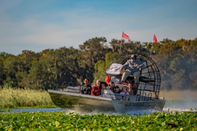 Découvrez la nature sauvage de floride près d’orlando avec une balade en airboat d’une heure, observez les alligators, explorez un village amérindien et promenez-vous dans un jardin aux papillo