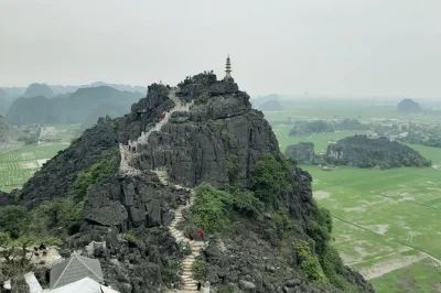 Entfliehe dem trubel hanois und entdecke ninh binh mit grünen reisfeldern, einer bootsfahrt durch tam coc und einer wanderung zur mua höhle. inkl. abholung, mittagessen & lokalem guide.
