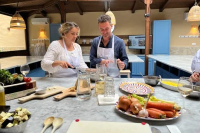 Découvrez palermo en flânant dans ses marchés locaux, cuisinez des plats siciliens traditionnels avec un chef et savourez un déjeuner maison avec vin inclus.