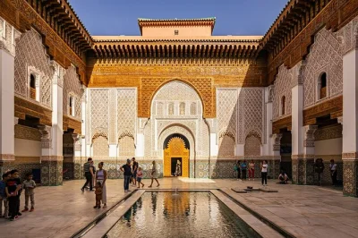 Erlebe marrakechs medina bei einer privaten tour mit besuch der ben youssef madrasa, bunten souks und den ruhigen jardins secrets – mit guide und optionalem hoteltransfer.