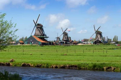 Scopri i mulini a vento di zaanse schans, assaggia il formaggio di edam, passeggia nel porto di volendam ed esplora le vie di marken con guida locale e trasferimento dall’hotel.