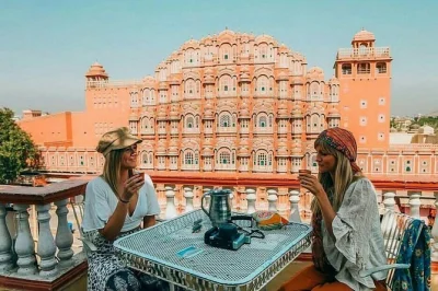 Découvrez les marchés animés de delhi, le lever du soleil au taj mahal et les palais de jaipur lors d’un circuit privé du triangle d’or avec transport, billets et guide inclus.