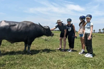 Découvrez hoi an à vélo à travers ses villages paisibles, naviguez en barque panier, pêchez avec les locaux et participez à un cours de cuisine pratique. transfert et déjeuner inclus.