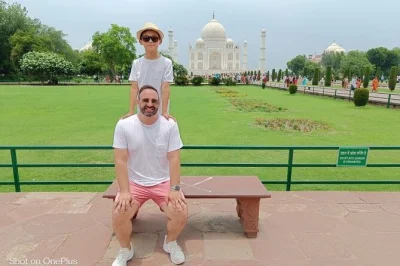 Feel the pulse of agra on a same-day taj mahal train tour from delhi, with 5-star buffet lunch, private guide, and all transfers included for a relaxed journey.