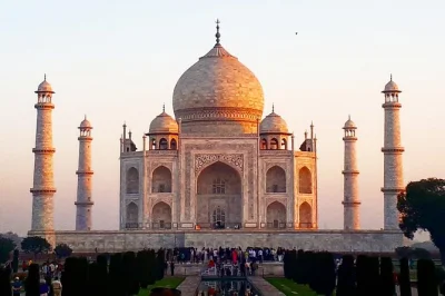 Découvrez le marbre du taj mahal, explorez les salles en grès rouge du fort d’agra, et savourez un déjeuner dans un hôtel 5 étoiles. voiture privée et guide inclus.