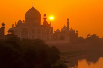 Delhi, taj mahal, fort d’agra : partez à l’aube pour admirer le lever du soleil sur le taj mahal, savourez un petit-déj 5 étoiles et explorez le fort avec un guide privé—transfert et entrée