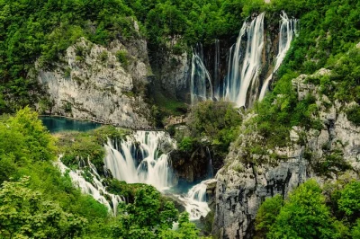 Scopri le cascate, passeggia sui sentieri di legno e ascolta le storie di una guida locale in questa gita di un giorno in piccolo gruppo da zagabria a plitvice e rastoke. trasferimento incluso.