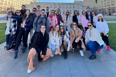 Découvrez santiago à pied : la cathédrale métropolitaine, le cerro santa lucía, et le quartier animé de lastarria avec un guide local.