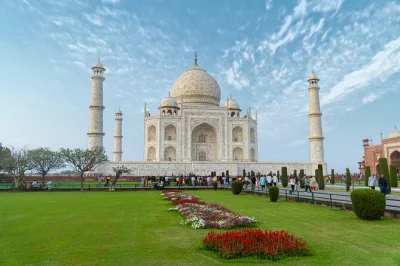 Découvrez le taj mahal au lever du soleil lors d’une visite privée au départ de delhi, explorez le fort d’agra, savourez un petit-déjeuner local et profitez d’un transfert hôtel inclus.