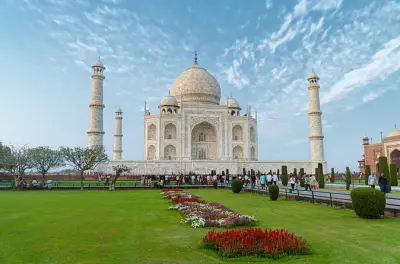 Taj Mahal ab Pune: Flug, Agra Fort und Mittagessen inklusive