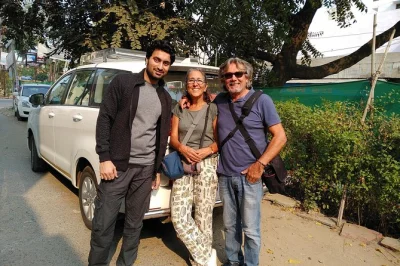 Von agra nach jaipur mit privatem transfer, inklusive stopps in fatehpur sikri und optional am chand baori stufenbrunnen. flexible abholung und lokaler fahrer inklusive.