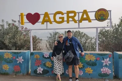 Commencez votre journée à delhi et profitez d’un transfert privé en voiture vers agra, avec prise en charge à l’hôtel, options de taxi local et une pause pour un thé kullad traditionnel en c