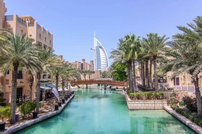 Erlebe dubais kontraste bei einer privaten stadttour mit hotelabholung, abra-fahrt über den dubai creek, besuch der gewürz- und goldsouks und blick auf jumeirahs wahrzeichen.