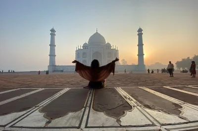 Découvrez la magie du lever du soleil au taj mahal sans faire la queue, explorez l’histoire du fort d’agra, savourez un petit-déjeuner local et profitez d’un transport privé avec un guide exp