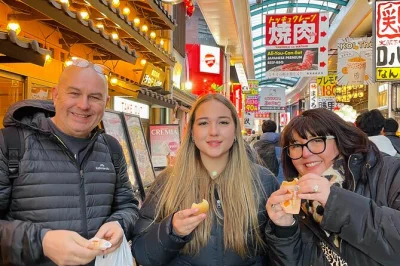 Erkunde osakas retro-viertel, koste kushikatsu in shinsekai, entdecke die lebhafte depachika und erlebe dotonboris neonlichter – geführte tour mit essen & getränken.