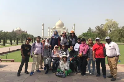 Sinta a magia do taj mahal, explore as muralhas do forte de agra, desfrute de um almoço 5 estrelas e relaxe com transporte incluso saindo de delhi.