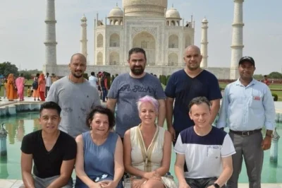 Erlebe taj mahal, agra fort und baby taj bei einem privaten tagesausflug ab delhi mit mittagessen, bevorzugtem einlass und hotelabholung.