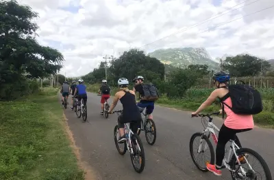 Tour en bicicleta por Nandi Hills: Pueblos, templos y alfarería