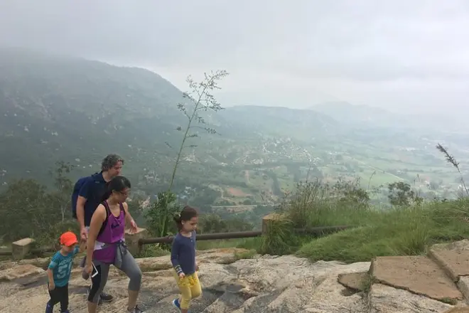 Sendero en Nandi Hills desde Bangalore: Cerámica, templo, seda