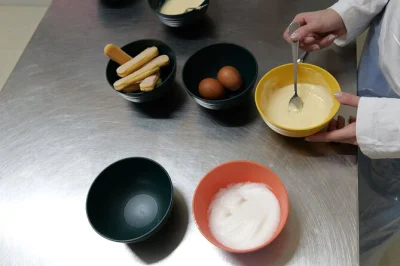 À naples, apprenez à préparer une pizza napolitaine et un tiramisu avec un chef local, dégustez un limoncello, repartez avec les recettes et tous les ingrédients inclus—réservez vite.