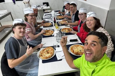 Apprenez à faire une pizza napolitaine et un gelato maison au cœur de naples avec un pizzaiolo local. atelier pratique, recettes à emporter et boissons incluses.