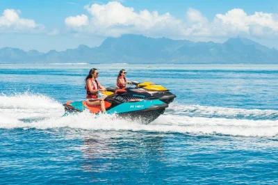 Fahren sie eine stunde lang jet ski in tahitis lagune. vorbei an grünen bergen, türkisblauem wasser und mit blick auf mo’orea. jetzt ihr jet-ski-erlebnis reservieren.
