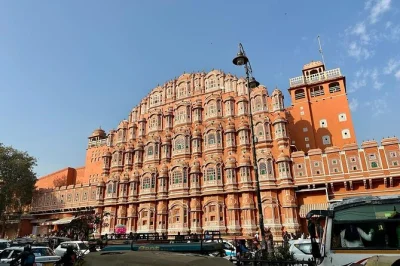 Erlebe jaipur auf einem privaten tagesausflug ab delhi mit amber fort, hawa mahal, jal mahal und city palace. inklusive abholung, guide und eintrittsgeldern.