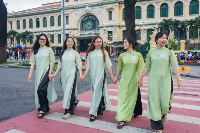 Découvrez saigon à scooter, dégustez la street food locale, savourez un café dans un bunker historique et flânez dans les marchés aux fleurs avec un guide local—prise en charge à l’hôtel e