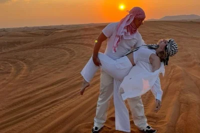 Erlebe dubais rote dünen bei dune bashing, kamelreiten und bbq mit live-show. inklusive hoteltransfer, getränken und wüsten-entertainment.