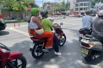 Découvrez saigon au réveil lors d’une balade à moto au lever du soleil, savourez un banh mi avec café, et explorez le marché flottant et les étals de fleurs—prise en charge à l’hôtel inc