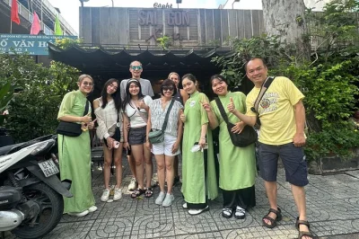 Commencez votre matinée à ho chi minh ville avec un café local, des bunkers méconnus, un marché aux fleurs animé et de la street food—avec prise en charge et guide sympa.