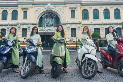Découvrez saigon la nuit en moto : dégustez la soupe hue, flânez dans le marché aux fleurs et savourez un jus de coco au marché flottant. prise en charge à l’hôtel incluse.