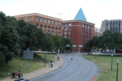 Erlebe dallas geschichte bei einer 1-stündigen jfk ermordung tour zu fuß, besuche dealey plaza, sieh das sixth floor museum von außen und höre spannende geschichten vom guide.