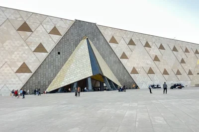 Erkunde das grand egyptian museum in kairo mit einem Ägyptologen, entdecke könig tuts schätze hautnah und genieße ein lokales mittagessen – inklusive abholung vom hotel.