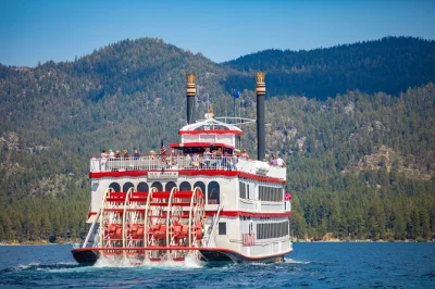 Scopri la brezza fresca di emerald bay a lake tahoe, ascolta storie locali, ammira il castello vikingsholm e scegli il pranzo a bordo. include pickup e audioguida.