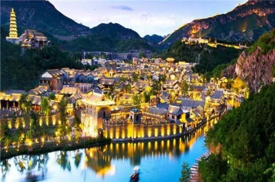 Tour privato con pernottamento da pechino a gubei water town e grande muraglia di simatai. include hotel con sorgenti termali, funivia, pasti e trasferimento dall’aeroporto. prenota ora.