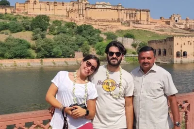 Erlebe delhi, jaipur und agra auf einer privaten golden triangle tour. genieße den sonnenaufgang am taj mahal, erkunde jaipurs paläste und profitiere von bequemen abholungen.