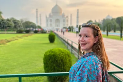 Erlebe den magischen sonnenaufgang am taj mahal, erkunde das agra fort und genieße ein frühstück in agra. private fahrt, flexible abholung und lokaler guide inklusive.