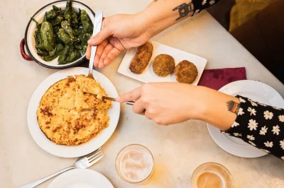 Explore o centro antigo de barcelona com um tour a pé de tapas, vermute e doces típicos catalães. grupo pequeno, guia local e paradas em bares históricos.