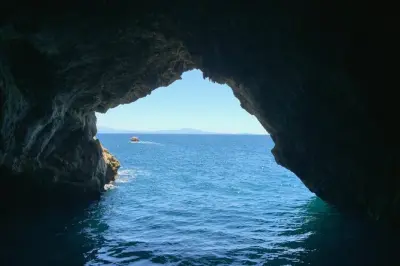 Côte amalfitaine en bateau : Grottes marines et baignade au large