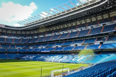 Découvrez l’ambiance unique du santiago bernabéu à madrid, explorez le musée du real madrid, admirez les trophées légendaires et écoutez les anecdotes d’un guide local passionné. option pe