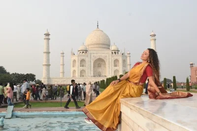 Erlebe den taj mahal bei sonnenaufgang und entdecke das agra fort mit privatem guide. flexible buchung mit mittagessen und eintritt inklusive.