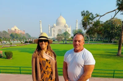 Erlebe das kühle marmor des taj mahal, entdecke die roten mauern des agra forts und genieße ein 5-sterne-mittagessen mit indischen spezialitäten. inklusive abholung in delhi.