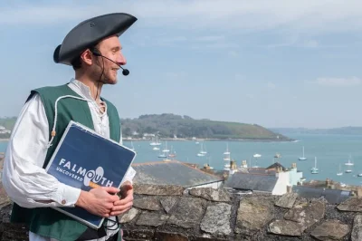 Descubre falmouth y sus leyendas piratas con un tour a pie lleno de historias, vistas al puerto y actividades para niños. vive su pasado marino como nunca antes.