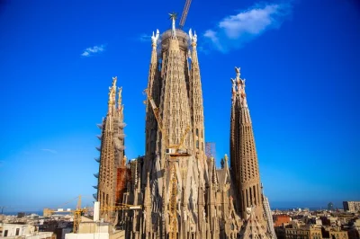 Explore a sagrada familia em barcelona com entrada sem fila e guia especialista em gaudí. opções de drink no terraço ou passeio de vela. ingresso incluso.