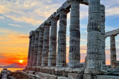 Admirez le coucher de soleil sur les colonnes de poséidon au cap sounion, nagez sur la riviera d’athènes, savourez un café grec glacé et profitez d’un déjeuner en taverne au bord de la mer �