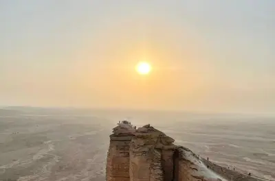 Desde Riyadh, 4x4 privado al amanecer o atardecer en Edge of the World